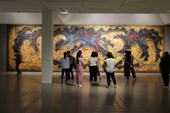 [과천=뉴시스] 박진희 기자 = 국립현대미술관이 한국의 채색화 특별전 '생의 찬미' 개막을 앞둔 31일 경기도 국립현대미술관 과천에서 언론 공개행사를 갖고 이종상 작가의 '원형상(源型象) 89117-흙에서' 작품을 선보이고 있다. 이 작품은 2021년 이건희컬렉션 기증을 통해 수집되어 1989년 작가의 개인전 이후 최초로 공개되는 작품이다. 전시는 6월 1일부터 9월 25일까지 과천에서 개최한다. 2022.05.31. pak7130@newsis.com