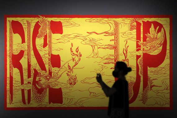 [과천=뉴시스] 박진희 기자 = 국립현대미술관은 한국의 채색화 특별전 '생의 찬미' 개막을 앞둔 31일 경기도 국립현대미술관 과천에서 언론 공개행사를 하고 있다. 이번 전시는 한국 채색화의 전통적인 역할에 주목하고, 각 역할별로 19세기~20세기 초에 제작된 민화와 궁중장식화, 그리고 20세기 후반 이후 제작된 창작민화와 공예, 디자인, 서예, 회화 등을 아우르는 다양한 장르 80여 점의 작품들로 구성된 특별전이다. 전시는 6월 1일부터 9월 25일까지 과천에서 개최한다. 2022.05.31. pak7130@newsis.com