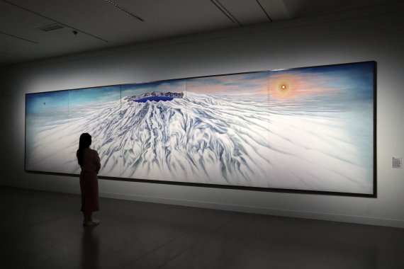 [과천=뉴시스] 박진희 기자 = 국립현대미술관은 한국의 채색화 특별전 '생의 찬미' 개막을 앞둔 31일 경기도 국립현대미술관 과천에서 언론 공개행사를 하고 있다. 이번 전시는 한국 채색화의 전통적인 역할에 주목하고, 각 역할별로 19세기~20세기 초에 제작된 민화와 궁중장식화, 그리고 20세기 후반 이후 제작된 창작민화와 공예, 디자인, 서예, 회화 등을 아우르는 다양한 장르 80여 점의 작품들로 구성된 특별전이다. 전시는 6월 1일부터 9월 25일까지 과천에서 개최한다. 2022.05.31. pak7130@newsis.com