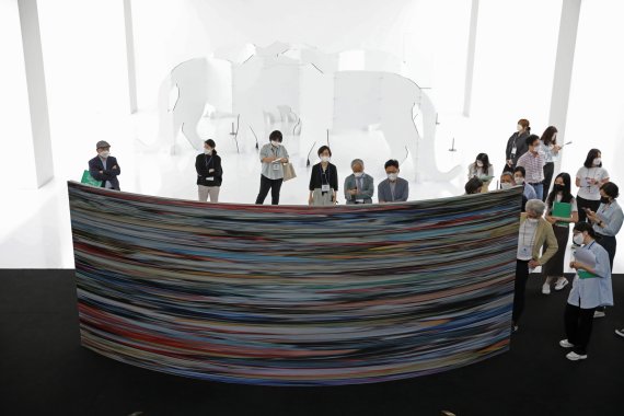 [과천=뉴시스] 박진희 기자 = 국립현대미술관은 한국의 채색화 특별전 '생의 찬미' 개막을 앞둔 31일 경기도 국립현대미술관 과천에서 언론 공개행사를 하고 있다. 이번 전시는 한국 채색화의 전통적인 역할에 주목하고, 각 역할별로 19세기~20세기 초에 제작된 민화와 궁중장식화, 그리고 20세기 후반 이후 제작된 창작민화와 공예, 디자인, 서예, 회화 등을 아우르는 다양한 장르 80여 점의 작품들로 구성된 특별전이다. 전시는 6월 1일부터 9월 25일까지 과천에서 개최한다. 2022.05.31. pak7130@newsis.com