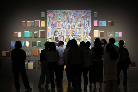 [과천=뉴시스] 박진희 기자 = 국립현대미술관은 한국의 채색화 특별전 '생의 찬미' 개막을 앞둔 31일 경기도 국립현대미술관 과천에서 언론 공개행사를 하고 있다. 이번 전시는 한국 채색화의 전통적인 역할에 주목하고, 각 역할별로 19세기~20세기 초에 제작된 민화와 궁중장식화, 그리고 20세기 후반 이후 제작된 창작민화와 공예, 디자인, 서예, 회화 등을 아우르는 다양한 장르 80여 점의 작품들로 구성된 특별전이다. 전시는 6월 1일부터 9월 25일까지 과천에서 개최한다. 2022.05.31. pak7130@newsis.com