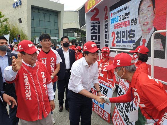 30일 최민호 세종시장 후보(왼쪽)를 지원하기 위해 세종을 방문한 국민의힘 이준석 대표가 선거관계자들과 악수를 하고 있다. (최민호 캠프 제공) © 뉴스1