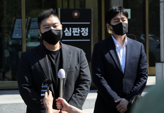 헌재가 '로톡' 운영사 로앤컴퍼니와 변호사 60명이 대한변협의 '변호사 광고에 관한 규정'으로 변호사들의 표현·직업의 자유와 플랫폼 운영자의 재산권이 침해당했다며 낸 헌법소원에서 핵심 조항들에 대해 26일 위헌 결정을 내렸다. 2022.5.26/뉴스1 © News1 이동해 기자