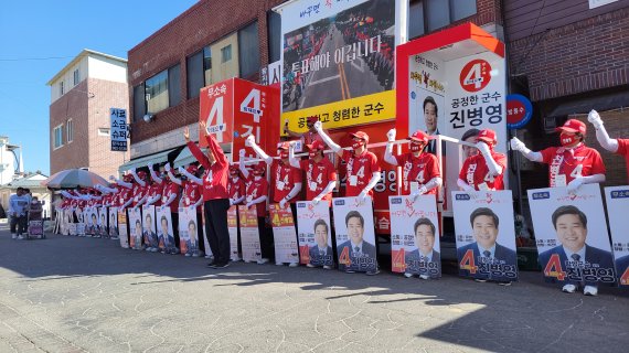 [함양=뉴시스]진병영 함양군수 후보, 안의시장 유세. *재판매 및 DB 금지