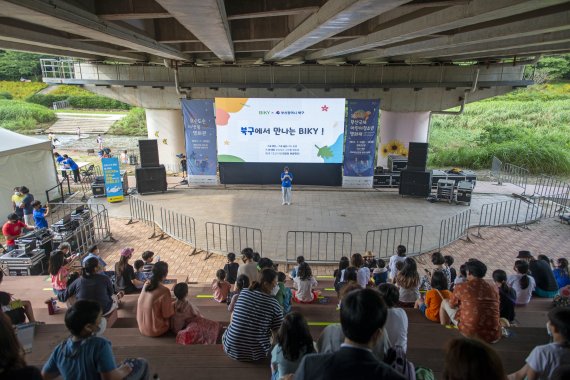 부산 북구 대천천 야외 상영장 ‘오손도손 시냇물 영화관’.(BIKY 제공) © 뉴스1