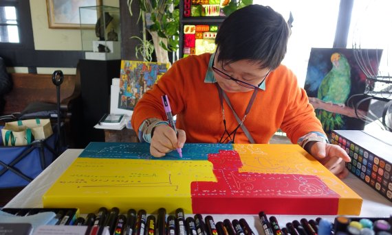 올해 5월 캐나다의 한 작업실에서 '수학드로잉' 작품 시리즈를 작업하고 있는 김현우 작가 (김현우 작가 측 제공) © 뉴스1