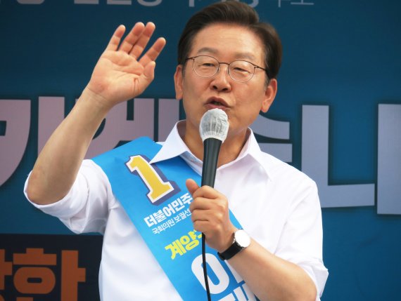 [인천=뉴시스] 김동영 기자 =더불어민주당 이재명 인천 계양을 국회의원 후보 겸 총괄선대위원장이 제8회 전국동시지방선거를 하루 앞둔 31일 오전 인천 남동구 모래내시장에 열린 ‘민생 지키기 공동 약속 기자회견’에서 발언을 하고 있다. 2022.05.31. dy0121@newsis.com