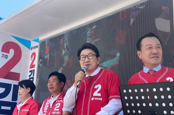 31일 국민의힘 권선동 원내대표가 단양을 방문해 김창규 제천시장 후보 지지를 호소하고 있다.2022.5.31 © 뉴스1 조영석 기자