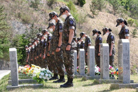 호국보훈의 달을 하루 앞둔 31일 오후 대구 영진전문대 공군 부사관학군단이 경북 영천시 고경면 국립영천호국원을 찾아 호국영령이 잠든 묘역에 묵념하고 있다. 2022.5.31/뉴스1 © News1 공정식 기자