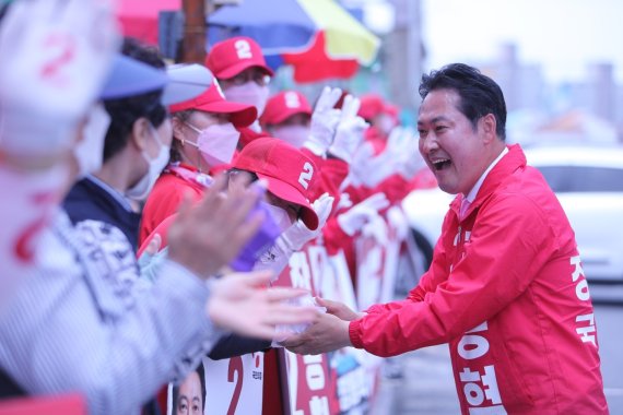 보령·서천 보궐선거에 나선 국민의힘 장동혁 후보가 선거운동원들을 독려하고 있다.(장 후보 캠프 제공)© 뉴스1