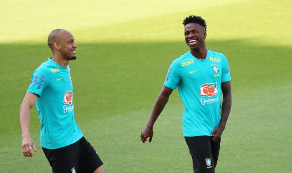 [고양=뉴시스] 이영환 기자 = 브라질 축구대표팀 비니시우스 주니오르(오른쪽)가 31일 오후 경기 고양종합운동장에서 공개 훈련을 하며 파비뉴와 대화를 하고 있다. 2022.05.31. 20hwan@newsis.com