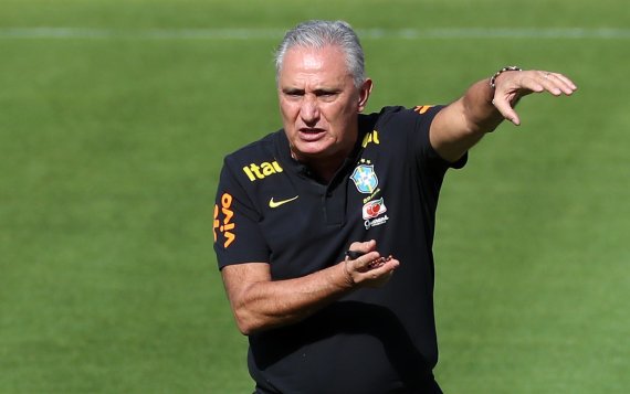 [고양=뉴시스] 이영환 기자 = 브라질 축구대표팀 치치 감독이 31일 오후 경기 고양종합운동장에서 진행된 공개 훈련에서 선수들에게 지시를 하고 있다. 2022.05.31. 20hwan@newsis.com