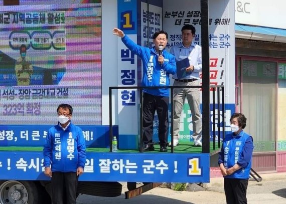 더불어민주당 박정현 부여군수 후보는 부여읍 전통시장과 세도면을 찾아 유권자들에게 마지막 표심을 호소했다. © 뉴스1