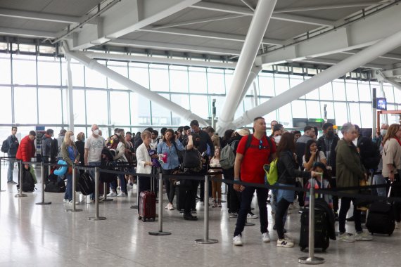 FILE PHOTO: FILE PHOTO: Passengers queue to enter airport security ahead of the Easter Bank Holiday weekend, at Terminal 5 of Heathrow Airport, in London, Britain, April 14, 2022. REUTERS/Hannah McKay/File Photo /REUTERS/뉴스1 /사진=뉴스1 외신화상