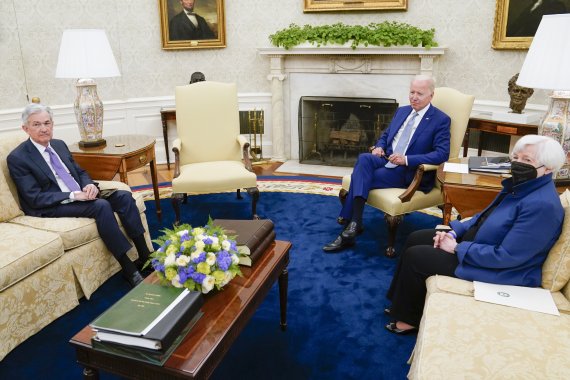 재닛 옐런(오른쪽) 미국 재무장고나이 지난달 31일(현지시간) 워싱턴 백악관에서 조 바이든(가운데) 대통령, 제롬 파월 연방준비제도(연준) 의장과 만나 물가 대책을 논의하고 있다. AP뉴시스