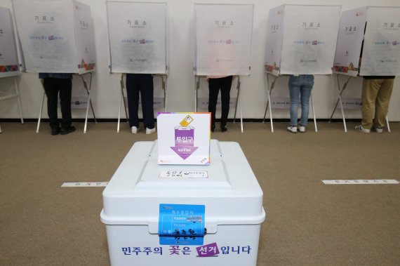 제8회 전국동시지방선거 사전투표 첫날인 지난 27일 대전시청에 마련된 투표소에서 지역 유권자들이 각 기표소에 들어가 주권을 행사하고 있다. © News1 김기태 기자