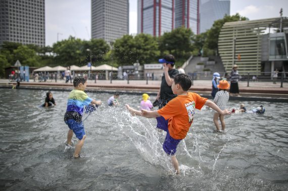 [서울=뉴시스] 정병혁 기자 = 더운 날씨가 이어지고 있는 29일 오후 서울 영등포구 여의도한강공원 내 물빛광장을 찾은 어린이들이 물놀이를 하며 즐거운 시간을 보내고 있다. 2022.05.29. jhope@newsis.com