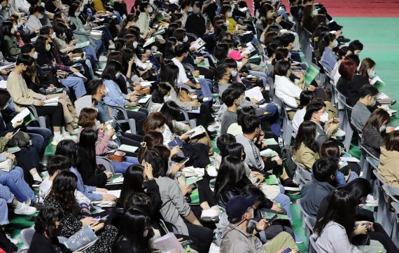 서울 송파구 잠실학생체육관에서 지난 5월8일 열린 성균관대 입학전략지원설명회를 찾은 학부모와 수험생들이 학교 관계자의 설명 및 전략을 듣고 있다. /뉴스1 © News1 장수영 기자