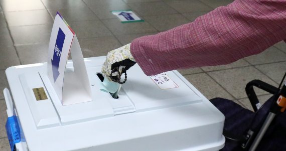 제8회 전국동시지방선거 투표일인 1일 전북 전주시 남중학교에 마련된 평화동 제2투표소에서 한 유권자가 투표를 하고 있다. 2022.6.1/뉴스1 © News1 유경석 기자