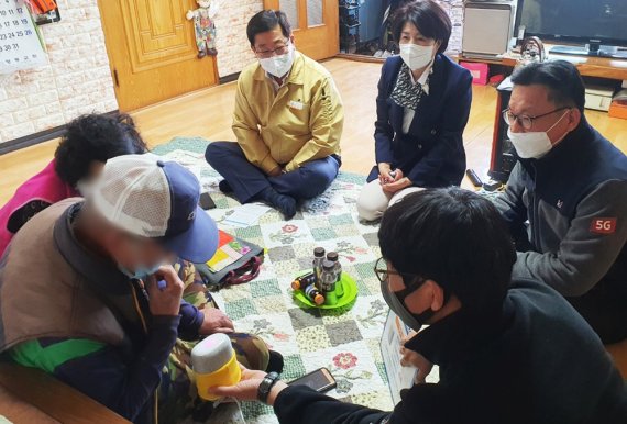 [나주=뉴시스] 전남 나주시가 인공지능(AI) 기능이 내장된 스피커를 고위험군 어르신 가구에 보급하는 'AI스피커 기반 돌봄 운영 사업'을 개시했다. (사진=나주시 제공) 2022.04.05. photo@newsis.com *재판매 및 DB 금지