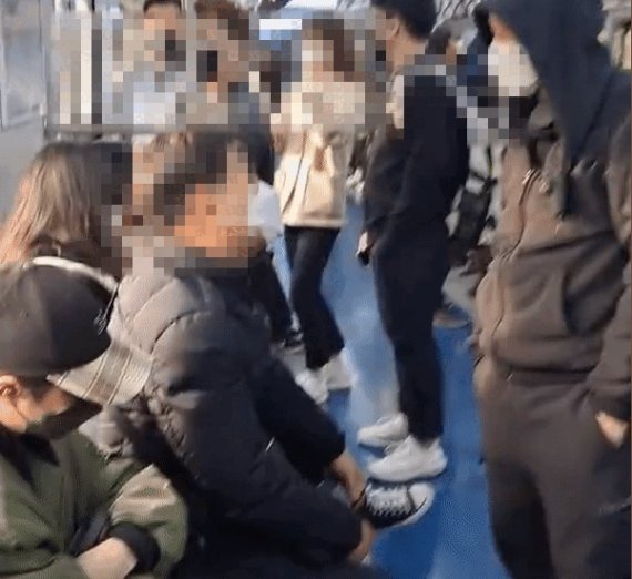 지난 3월 16일 지하철 1호선 객실 내에서 젊은 남성이 노인에게 폭언을 퍼붓는 영상이 유튜브를 통해 공개됐다. (유튜브 갈무리) © 뉴스1