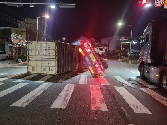 부산 7부두 앞 도로서 트레일러 전도 사고