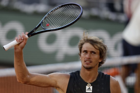 [파리=AP/뉴시스] 알렉산더 즈베레프(3위·독일)가 5월 31일(현지시간) 프랑스 파리의 스타드 롤랑가로스에서 열린 프랑스오픈 테니스대회 8강전에서 카를로스 알카라스(6위·스페인)를 물리치고 팬들에 화답하고 있다. 즈베레프는 '무서운 10대' 알카라스를 3-1(6-4 6-4 4-6 7-6<7>)로 제압하고 4강에 올라 라파엘 나달(5위·스페인)과 결승행을 다툰다. 2022.06.01.