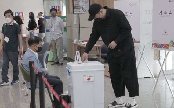 제8회 전국동시지방선거일인 1일 울산시 중구 중앙농협 태화지점 1층에 마련된 태화동 제5투표소에서 한 유권자가 투표함에 투표지를 넣고 있다. 2022.6.1/뉴스1 © News1 조민주 기자