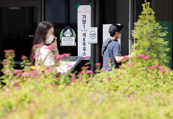 [서울=뉴시스] 김진아 기자 = 제8회 전국동시지방선거일인 1일 오전 서울 강서구 서울식물원에 마련된 가양제1동 제8투표소에서 유권자들이 투표를 하기 위해 투표소로 향하고 있다. 2022.06.01. blueosda@newsis.com