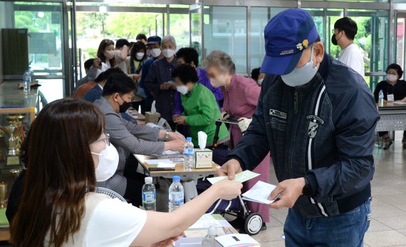 [전주=뉴시스] 김얼 기자 = 제8회 전국동시지방선거 투표일인 1일 전북 전주시 완산구 평화동 제2 투표소(전주남중학교)에서 유권자들이 투표를 하기 위해 길게 줄지어 서 있다. 2022.06.01. pmkeul@newsis.com