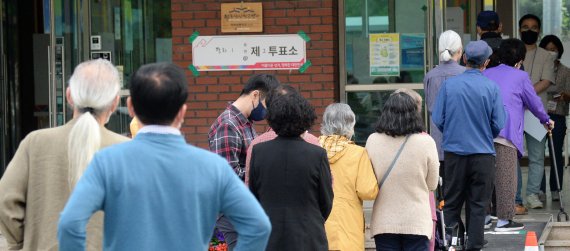 [전주=뉴시스] 김얼 기자 = 제8회 전국동시지방선거 투표일인 1일 전북 전주시 완산구 평화동 제2 투표소(전주남중학교)에서 유권자들이 투표를 하기 위해 길게 줄지어 서 있다. 2022.06.01. pmkeul@newsis.com