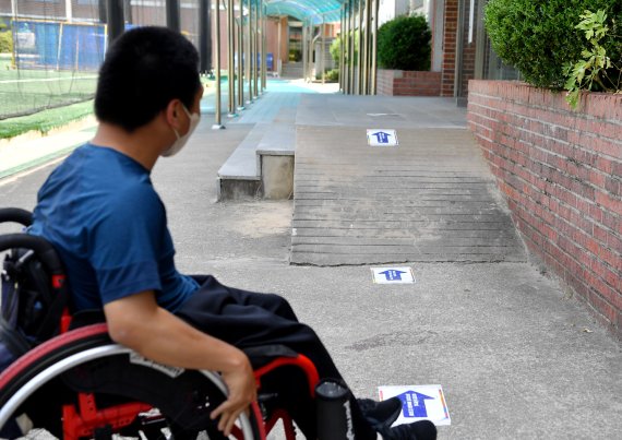 [광주=뉴시스] 이영주 기자 = 제8회 전국동시 지방선거가 열린 1일 오전 광주 북구 임동 제2투표소에서 휠체어를 탄 장애인이 투표소로 향하는 경사로를 바라보고 있다. 2022.06.01. leeyj2578@newsis.com