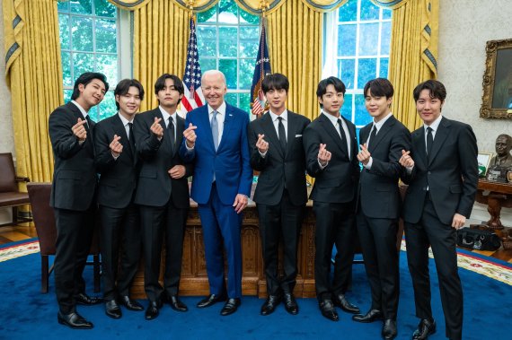조 바이든 미국 대통령이 5월 31일(현지시간) 미 워싱턴DC 백악관에서 BTS와 만남을 갖고 손가락 하트를 만들고 있다. 사진=백악관 트위터