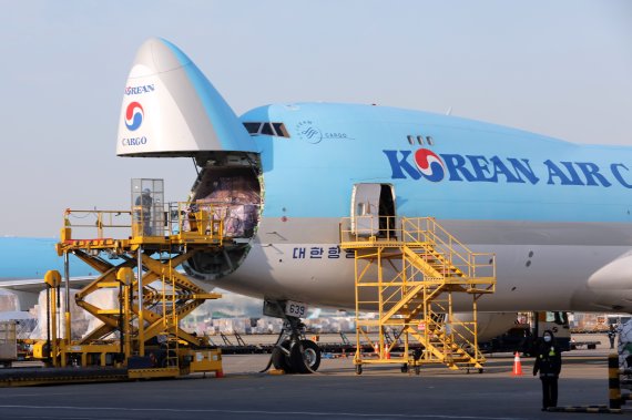 [인천공항=뉴시스] 김명원 기자 = 임인년(壬寅年) 새해 첫 날인 1일 오전 인천공항 대한항공 화물터미널에서 근무자들이 수출 화물을 싣고 있다. (공동취재사진) 2022.01.01. photo@newsis.com