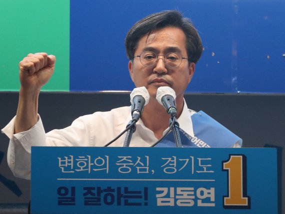 김동연 더불어민주당 경기도지사 후보가 31일 오후 경기 수원시 팔달구 나혜석거리에서 시민들에게 지지를 호소하고 있다. 2022.5.31/뉴스1 © News1 김영운 기자