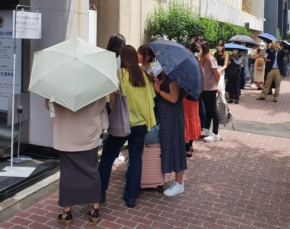 1일 오후 일본 도쿄 미나토구 주일 대한민국 총영사관 앞이 한국 관광비자 신청에 나선 사람들로 장사진을 이뤘다. 한국 정부는 이날부터 전세계 주요국에 대해 관광비자 발급을 재개했다. 사진=조은효 특파원