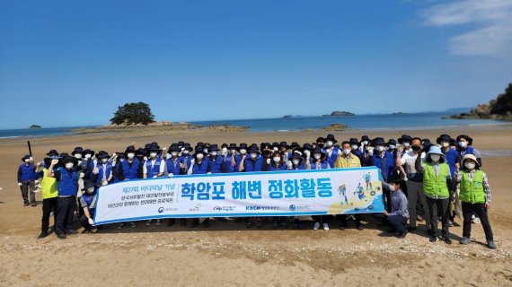 한국서부발전 태안발전본부 임직원들이 지난 31일 원북면 학암포 해변에서 반려해변 정화활동을 벌였다. © 뉴스1