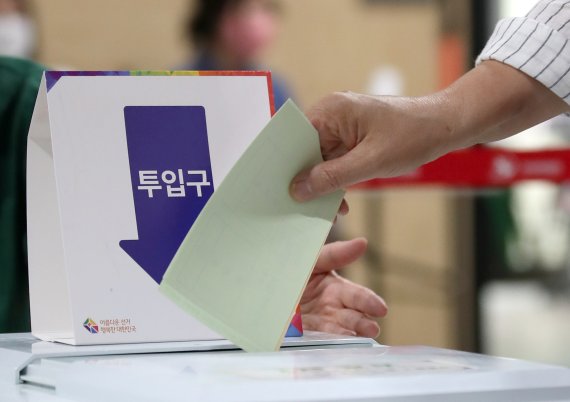 투표소에서 유권자가 투표함에 투표지를 넣고 있다./뉴스1 © News1