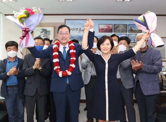 이번 6.1지방선거에서 무투표 당선된 명현관 전남 해남군수 후보가 1일 지지자들과 함께 환호하고 있다.2022.6.1/뉴스1