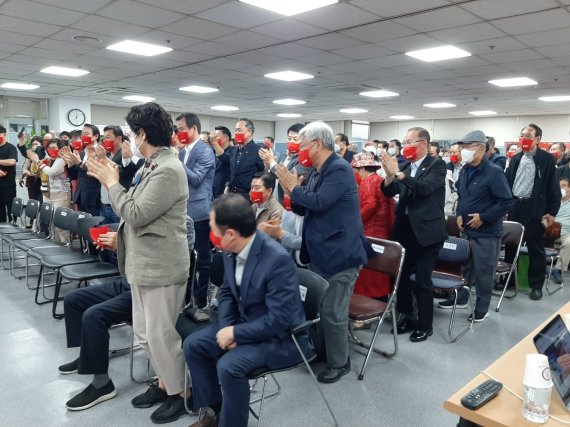 출구조사 결과 0.8%p차이로 국민의힘 이장우 대전시장 후보가 앞서고 있는 것으로 발표되자 지지자들이 일제히 일어나 박수를 치며 환호하고 있다.© 뉴스1 심영석 기자