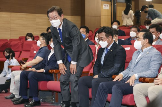 이재명 더불어민주당 총괄선거대책위원장이 1일 서울 여의도 국회 의원회관 대회의실에 마련된 더불어민주당 개표상황실을 방문해 개표 방송을 지켜본 뒤 상황실을 떠나고 있다. (공동취재사진) 뉴시스.