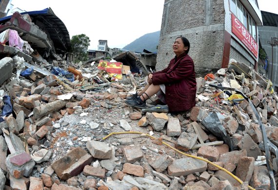 [AP/뉴시스] 2013년 4월20일 중국 쓰촨성 야안시에서 규모 7.0 지진이 발생해 186명이 사망했던 당시 사진.