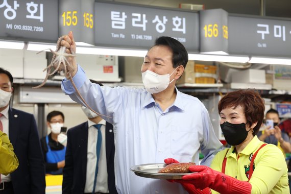 윤석열 대통령이 31일 부산 중구 자갈치시장을 찾아 산낙지를 들어보이고 있다. (대통령실 제공) 2022.5.31/뉴스1 © News1 안은나 기자