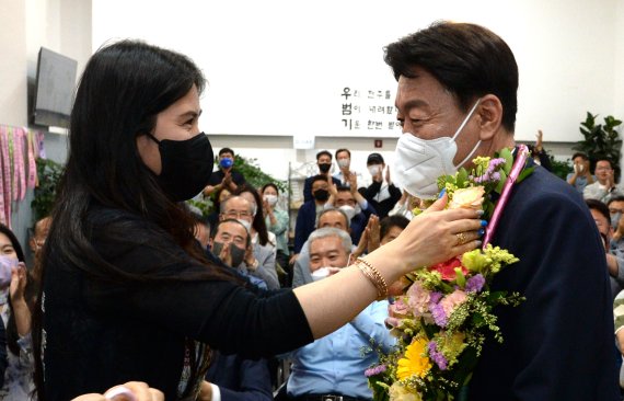 [전주=뉴시스] 김얼 기자 = 우범기 더불어민주당 전주시장 후보가 1일 전북 전주시 완산구 서신동에 위치한 자신의 선거사무소에서 제8회 전국동시지방선거 전주시장 당선이 확실시되자 지지자들의 응원을 받고 있다. 2022.06.01. pmkeul@newsis.com