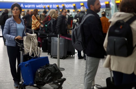 미국 입국자들은 한국시각으로 12일 오후 1시1분부터 코로나19 검사 결과를 제출하지 않아도 된다. 1일(현지시간) 영국 런던 히드로 공항에서 여행객들이 탑승 수속을 하고 있다. 로이터뉴스1