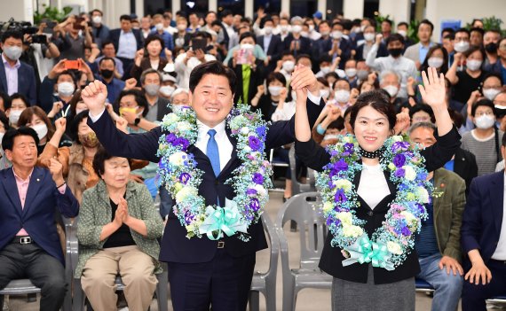 오영훈 더불어민주당 제주도지사 후보가 제8회 전국동시지방선거 투표일인 1일 오후 제주시 연동에 위치한 선거사무소에서 당선이 확실시 되자 부인 박선희씨와 함께 꽃다발을 목에 걸고 기뻐하고 있다. 2022.06.01. 뉴시스.