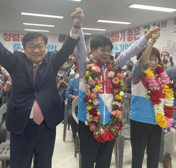 이상근 경남 고성군수 후보(가운데)가 2일 자정께 자신의 선거사무소에서 당선이 확실시 되자 지지자들과 환호하고 있다. 2022.6.2 © 뉴스1