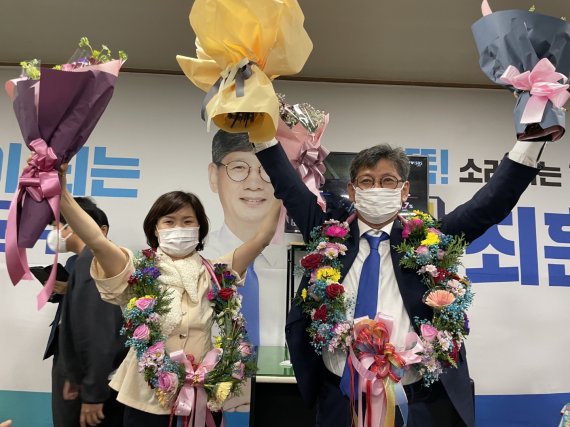 최훈식 더불어민주당 전북 장수군수 후보가 선거사무소에서 꽃다발을 목에 걸고 환호하고 있다.2022.6.1./© 뉴스1