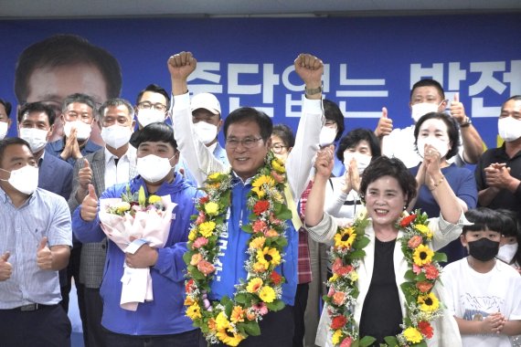 [함평=뉴시스] 이영주 기자 = 6·1지방선거에 출마한 더불어민주당 이상익 함평군수 당선자가 2일 오전 전남 함평 선거사무실에서 당선 축하를 받고 있다. 2022.06.01. (사진=이상익 캠프 제공) *재판매 및 DB 금지