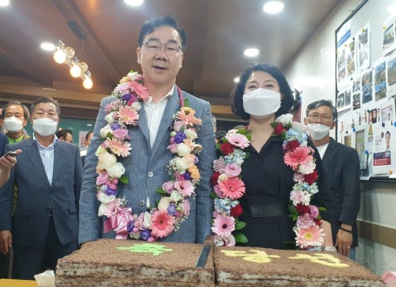 하승철 하동군수 후보가 2일 당선이 유력시되자 선거사무소에서 지지자들과 자축하고 있다. 2022.6.2 © 뉴스1